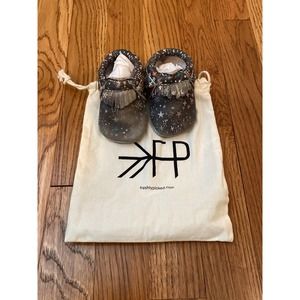 Freshly picked black with stars moccs soft sole size 2 fair